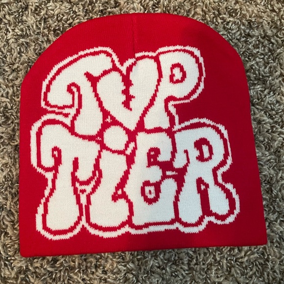 Nice red beanie - Picture 1 of 3